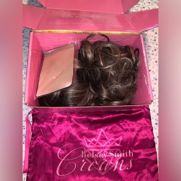 “Bombshell” by Chelsey Smith Crowns New with tags, CSC Box*long wavy Wig - Picture 7 of 7